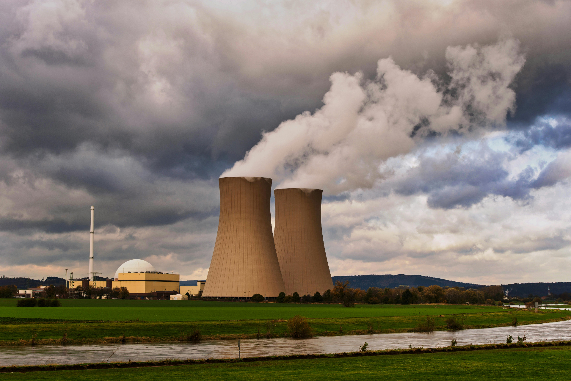 Power generation plant with cooling towers and steam plume